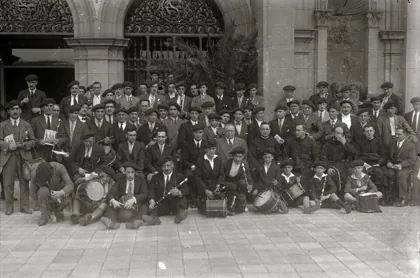 Grupo de txistularis en San Sebastián (4 de 6) - Fondo Car-Kutxa Fototeka, 1930