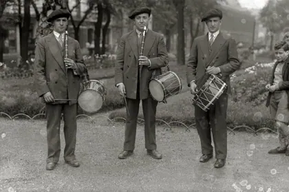 Grupo de dantzaris y txistularis entre los que aparece Marcial Telletxea (1 de 1, 1936