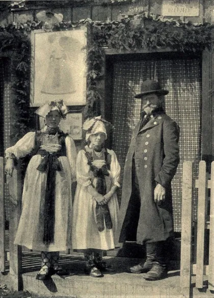Ein Dachauer Bauer mit seinen Kindern in alter Tracht, 1908, 1908