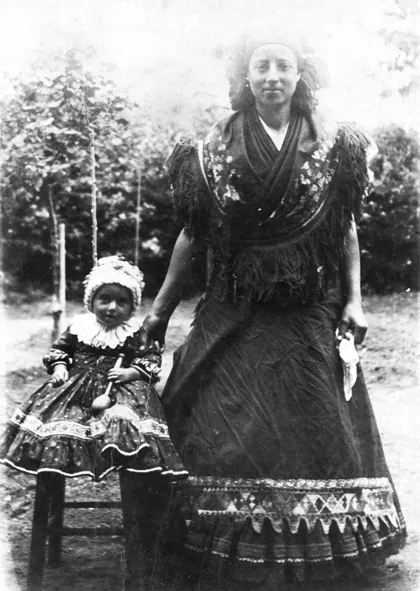 Woman, kid, folk costume, garden, Matyó folk costume, apron, headscarf Fortepan , 1908