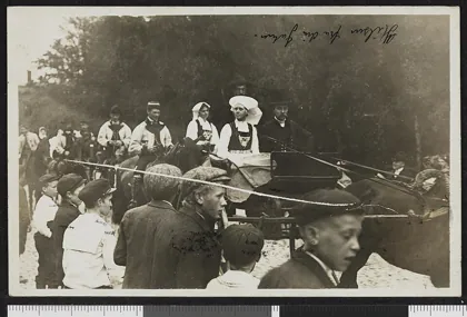 Bunadskledde mennesker til hest, 1915
