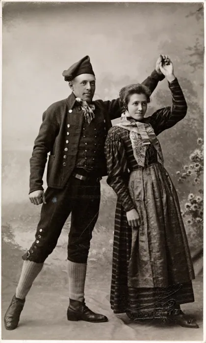 Herre- og kvinnebunad, 1908