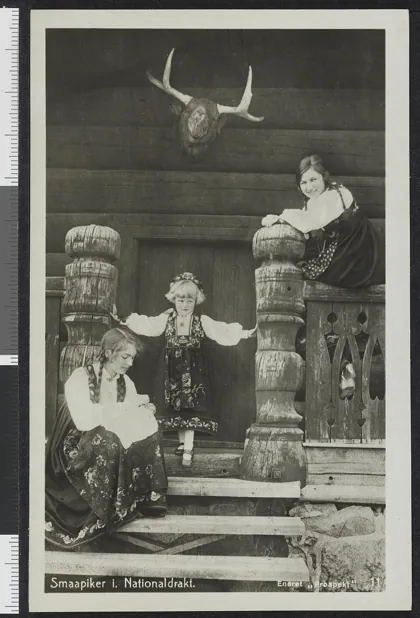 Smaapiker i Nationaldrakt, 1920