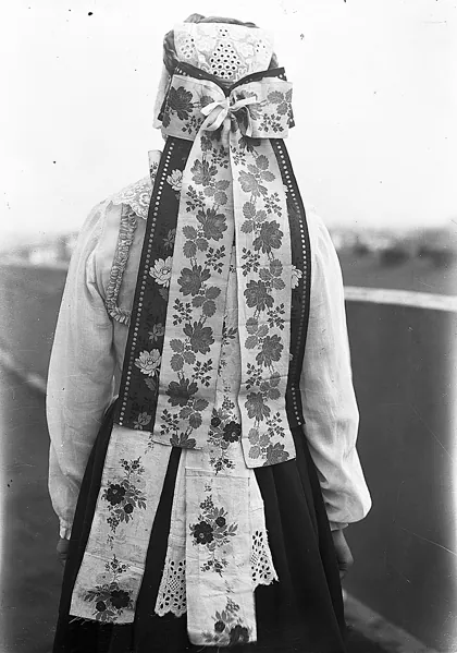 Back view of a girl's traditional folk costume from the Szamotuły region, Poland, 1937