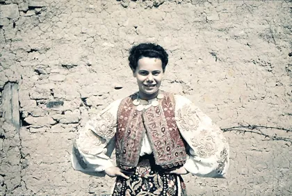 Bukarest- Wohnung Suter; Banater Kostum; roter Cojac, grüner Rock mit Blumen wei, 1941