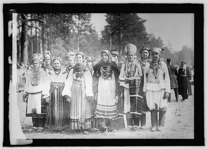 Russian peasant girls in holiday attire, 1909