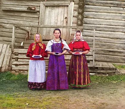 Russian peasant girls in front of a traditional wooden house in Kirillov, 1909