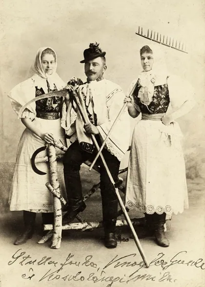 Élőkép parasztviseletben. A felvétel 1890 körül készült. Fortepan 96139, 1900
