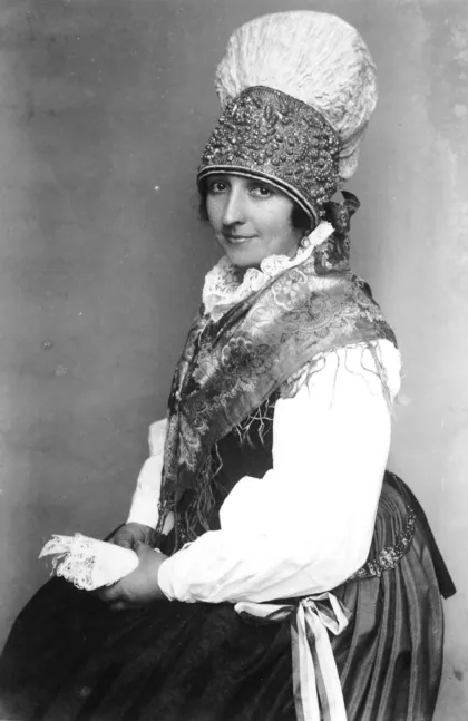 Narodna noša - noša za parade, ki ponazarja z nekaterimi elementi kmečko pražnjo, 1909