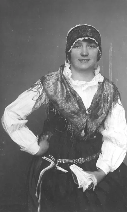 Narodna noša z elementi starejše noše iz 2. polovice 19. stoletja (2), 1909