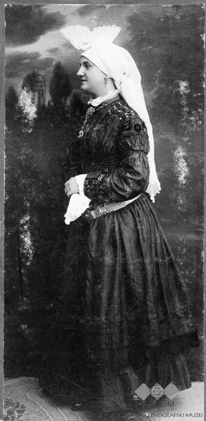 Avgust Berthold - Ženska v praznični noši iz konca 19. stoletja, 1895