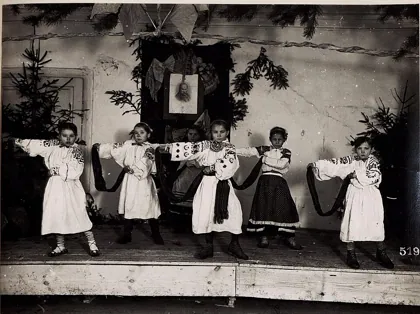 Ukrainian national dance performed by girls at the Ukrainian school in Ustilug (, 1917