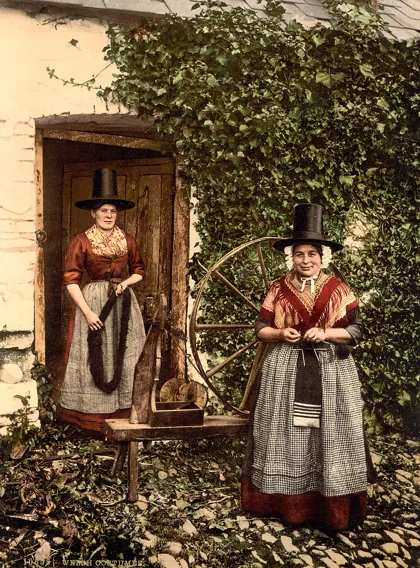 Welsh spinners and spinning wheel, Wales, photochrom, ca 1890-1900, 1890