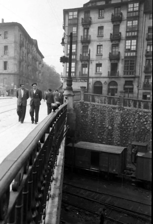 Two men on the bridge, Bilbao, 1910