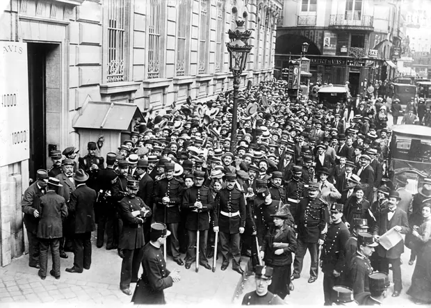 Crowd at the Bank of France, Paris, 1910
