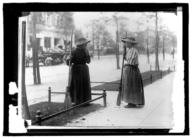 Women street workers, Berlin, 1909