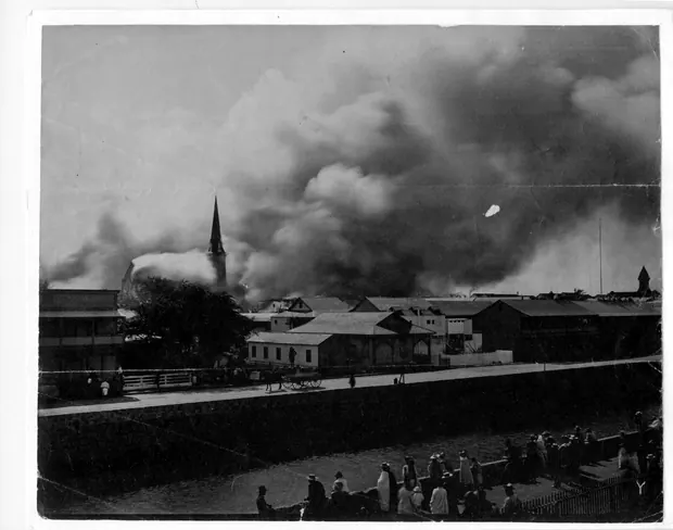 The Chinatown fire, Honolulu, 1900