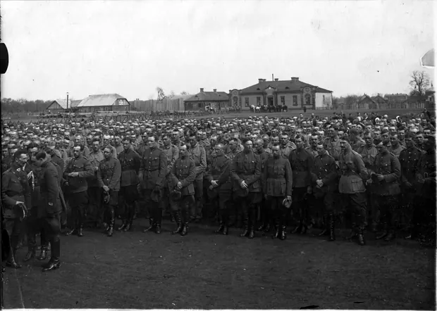 The assembly on parade, Kaunas, 1920