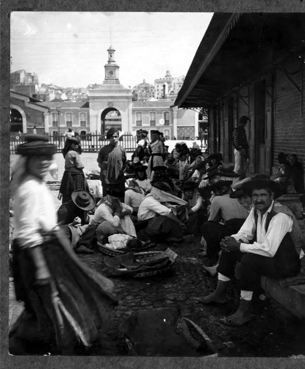 Noontime at the fish market, Lisbon, 1911