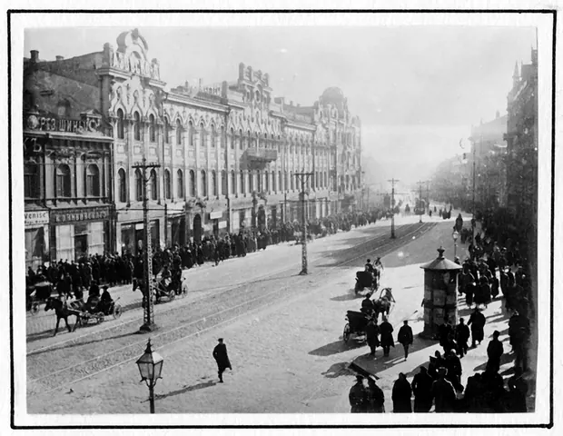 Kiev street with buggies, Kyiv, 1918
